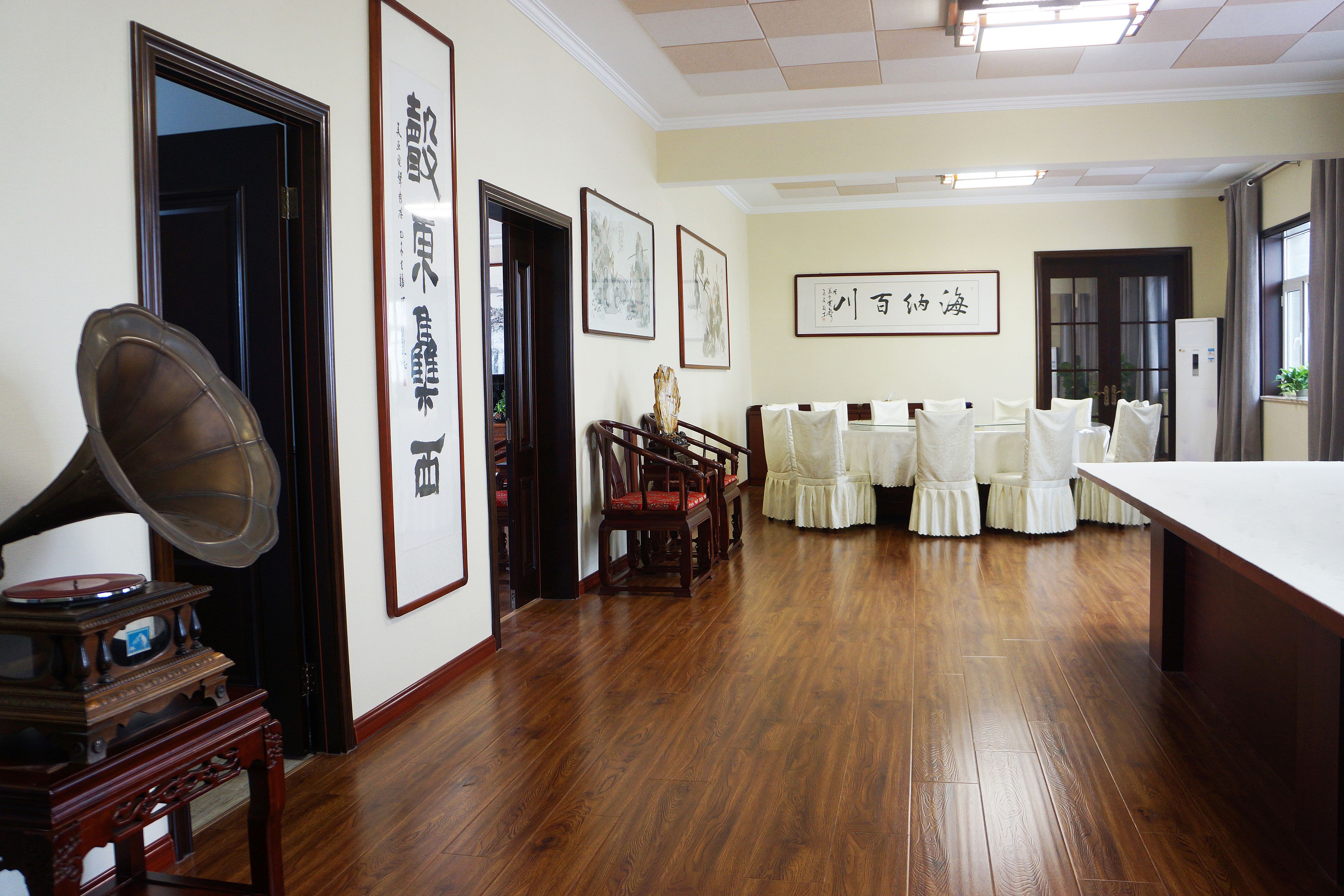 公共品茶區(qū)、餐廳及大小兩個影廳